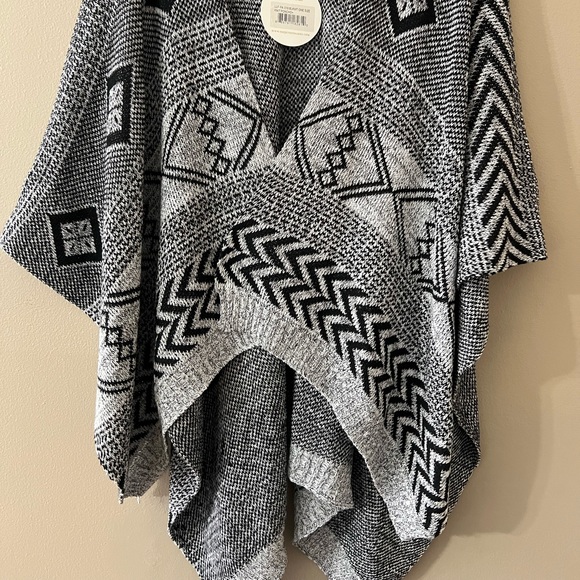 *NWT* Jetset Diaries Black and Grey Poncho OS+ - Picture 2 of 12
